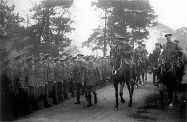 800px-George_V_inspecting_29th_Division_at_Dunchurch_March_1915