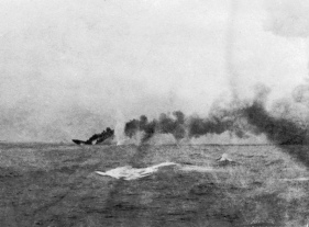 HMS_Indefatigable_sinking